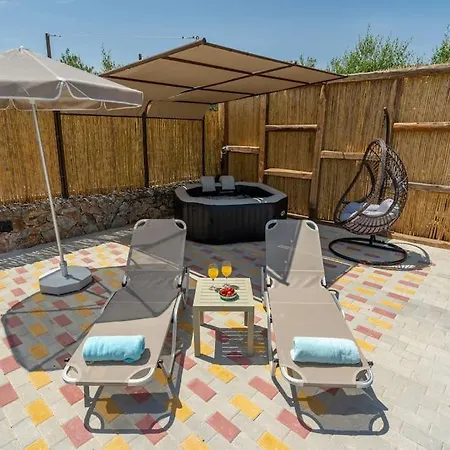 بيت للعطل Rena's Rustic Retreat