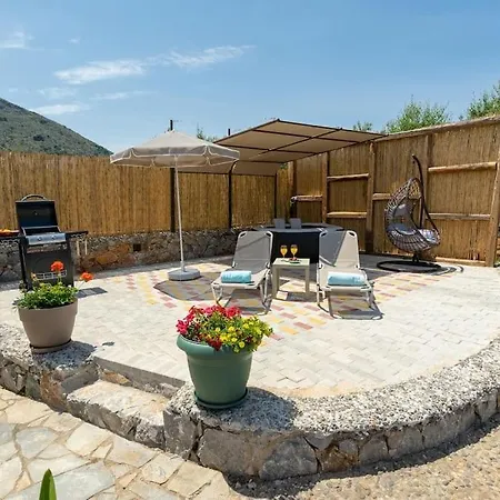 بيت للعطل Rena's Rustic Retreat خانيا