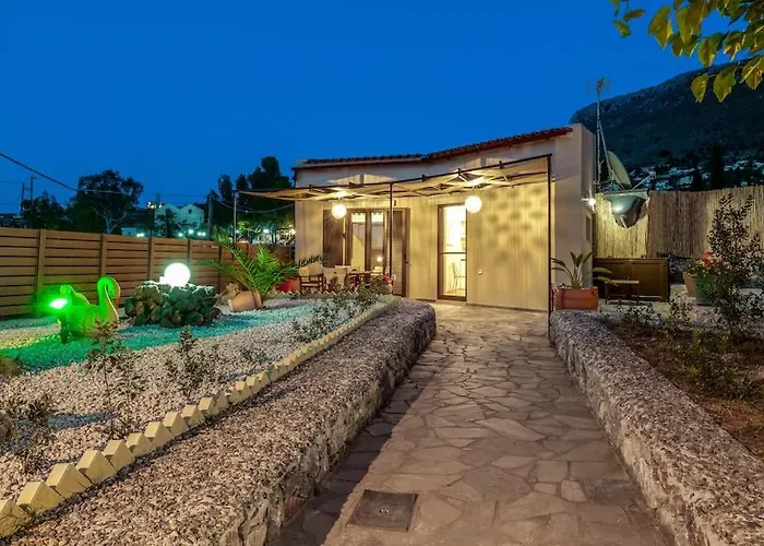 Rena's Rustic Retreat ハニア